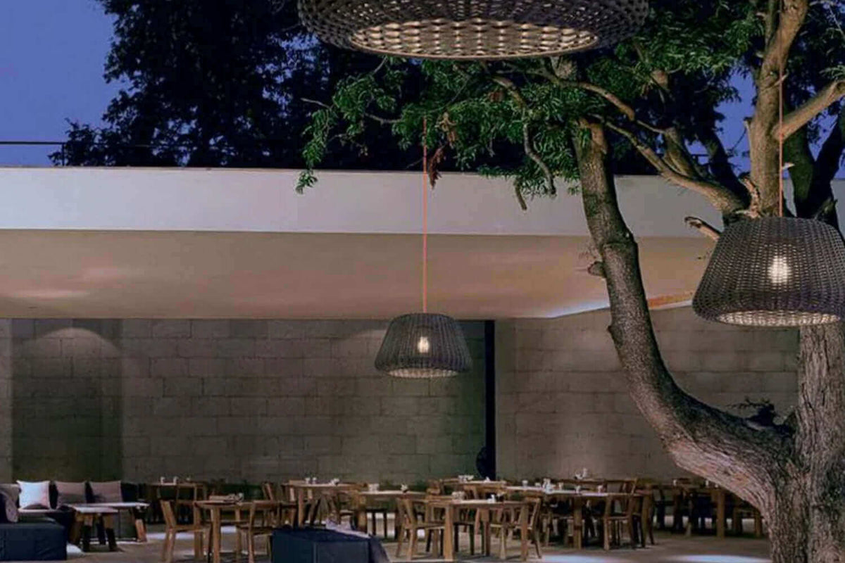 Gastro Lampen im Außenbereich unter einem Baum, stilvolle Beleuchtung für entspannte Abende im Freien.