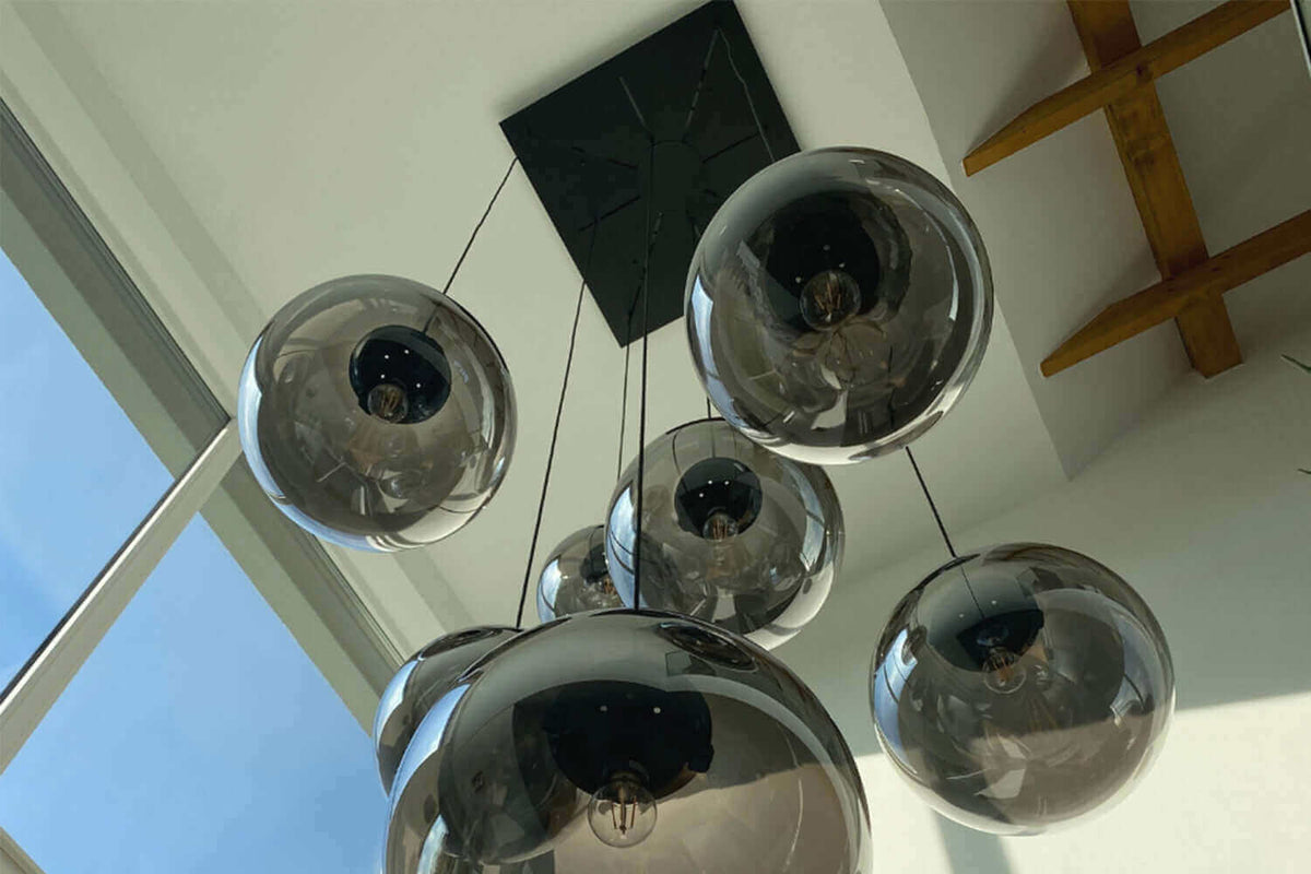 Moderne pendelleuchten mit transparenten Glaskugeln in einem hellen Raum, ideal für jede Einrichtung.