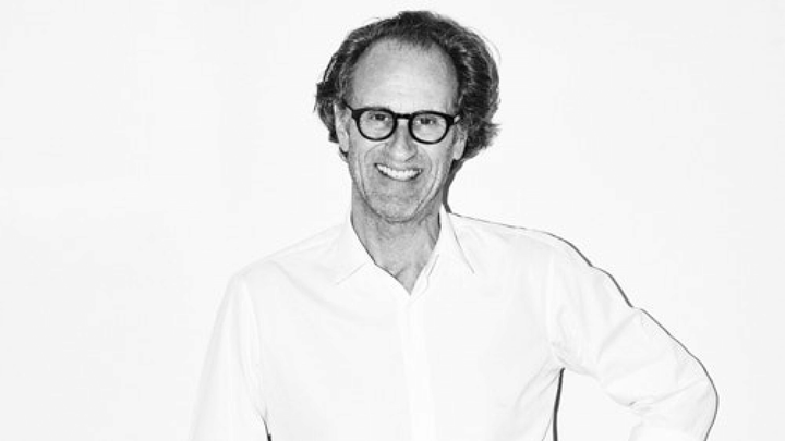 Matteo Thun im Interview, lächelnd und in lässiger Kleidung vor neutralem Hintergrund.