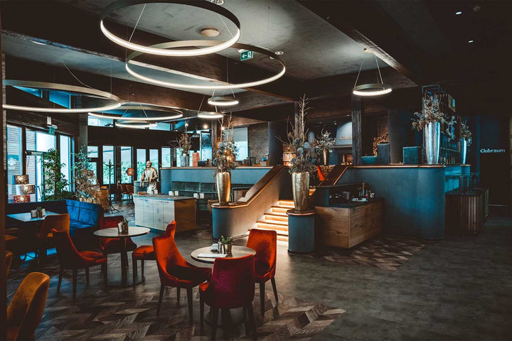 Restaurant Beleuchtung- X'avers Restaurant & Cafe Bad Füssing mit modernem Interieur und stilvollen Leuchtelementen.