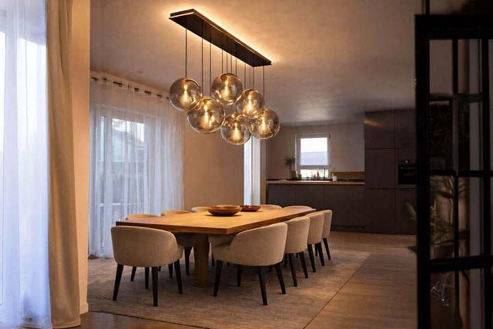 Moderne Deckenbeleuchtung in einem Raum mit Holz- und Betonakzenten.