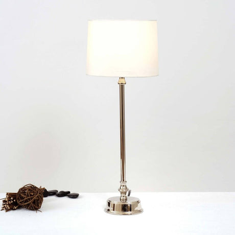 Lampada da tavolo New York Street in ottone argento con design elegante e lucido e paralume bianco.