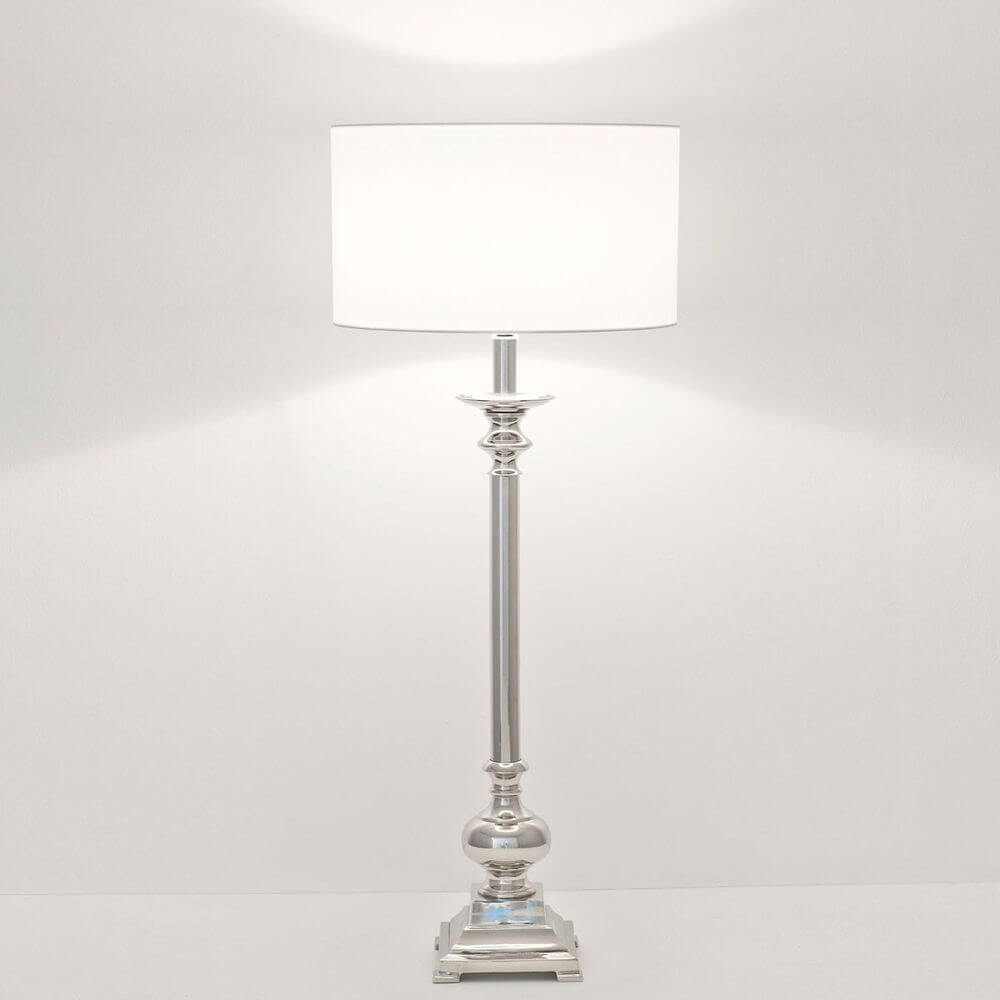 Tischleuchte Tasso Aluminium Silber mit elegantem design und weißem Lampenschirm.