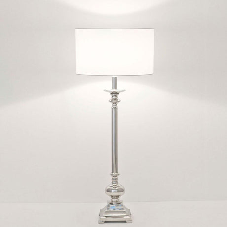 Tischleuchte Tasso Aluminium Silber mit elegantem design und weißem Lampenschirm.