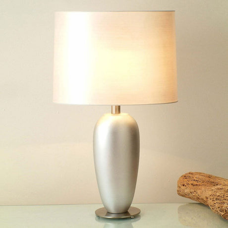Bordlampe Sigma Oval keramikk-metall bladforsølvet-forkrommet i moderne design med mykt lys.
