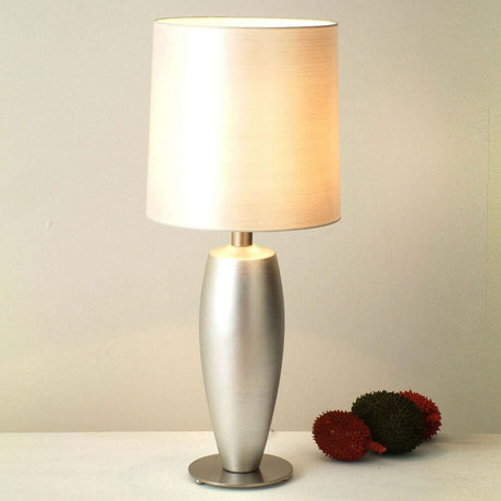 Bordlampe Sigma Sottile keramisk-metal forsølvet-nikkelbelagt med et moderne design og blødt lys.