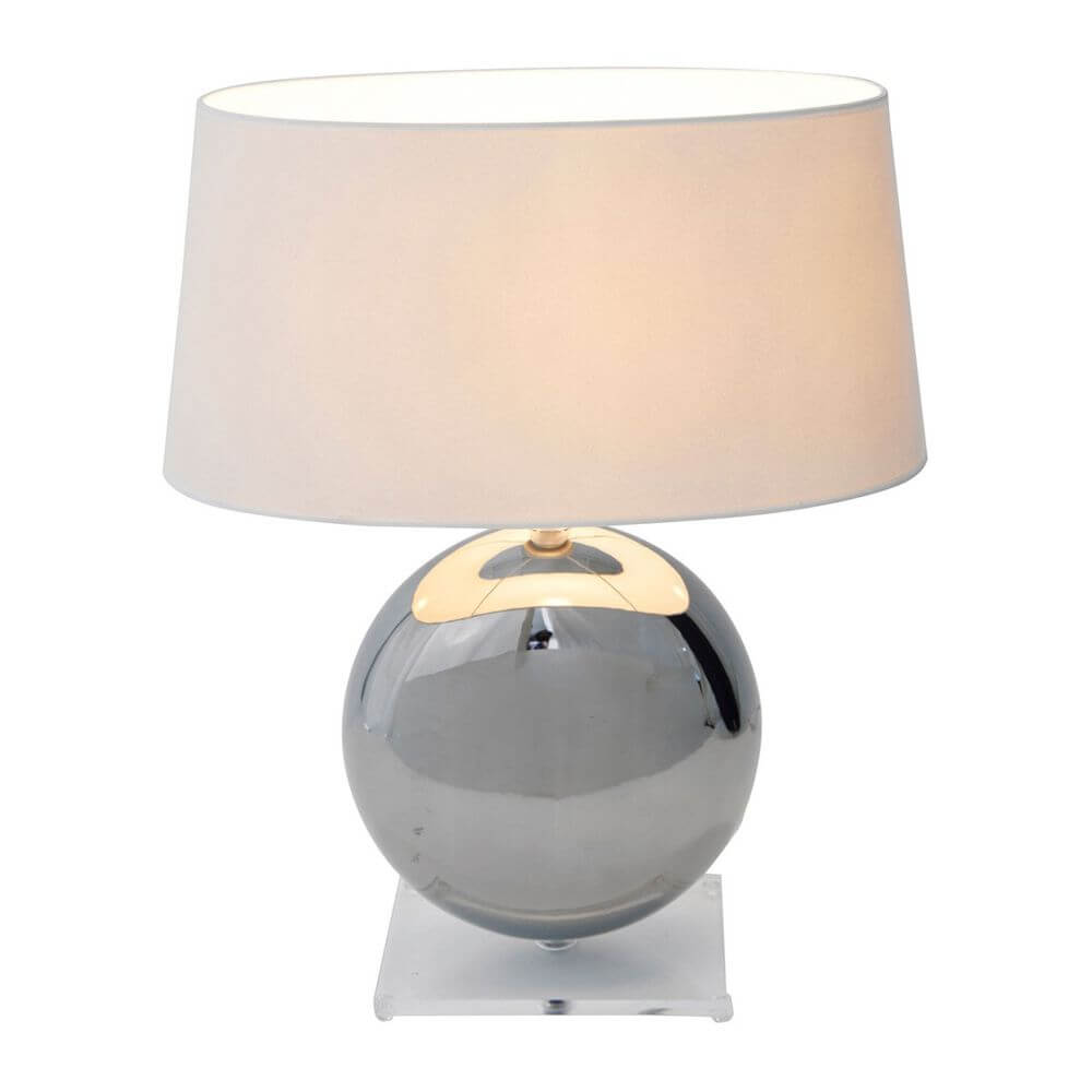 Tischleuchte Bowling Keramik-Plexiglas Metallic-Klar mit rundem Sockel und weißem Lampenschirm.