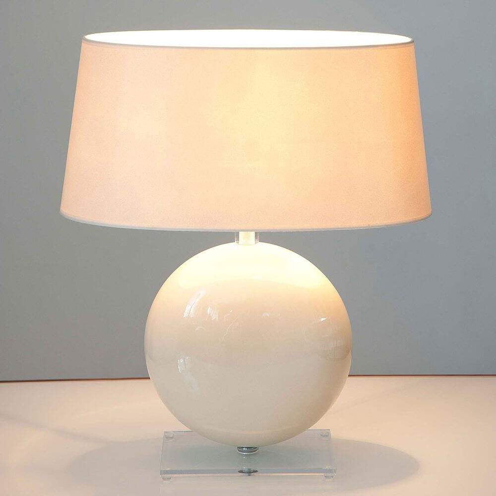 Tischleuchte Billiardo Keramik-Plexiglas Creme-Klar mit runder Keramikauswahl und elegantem Lampenschirm.