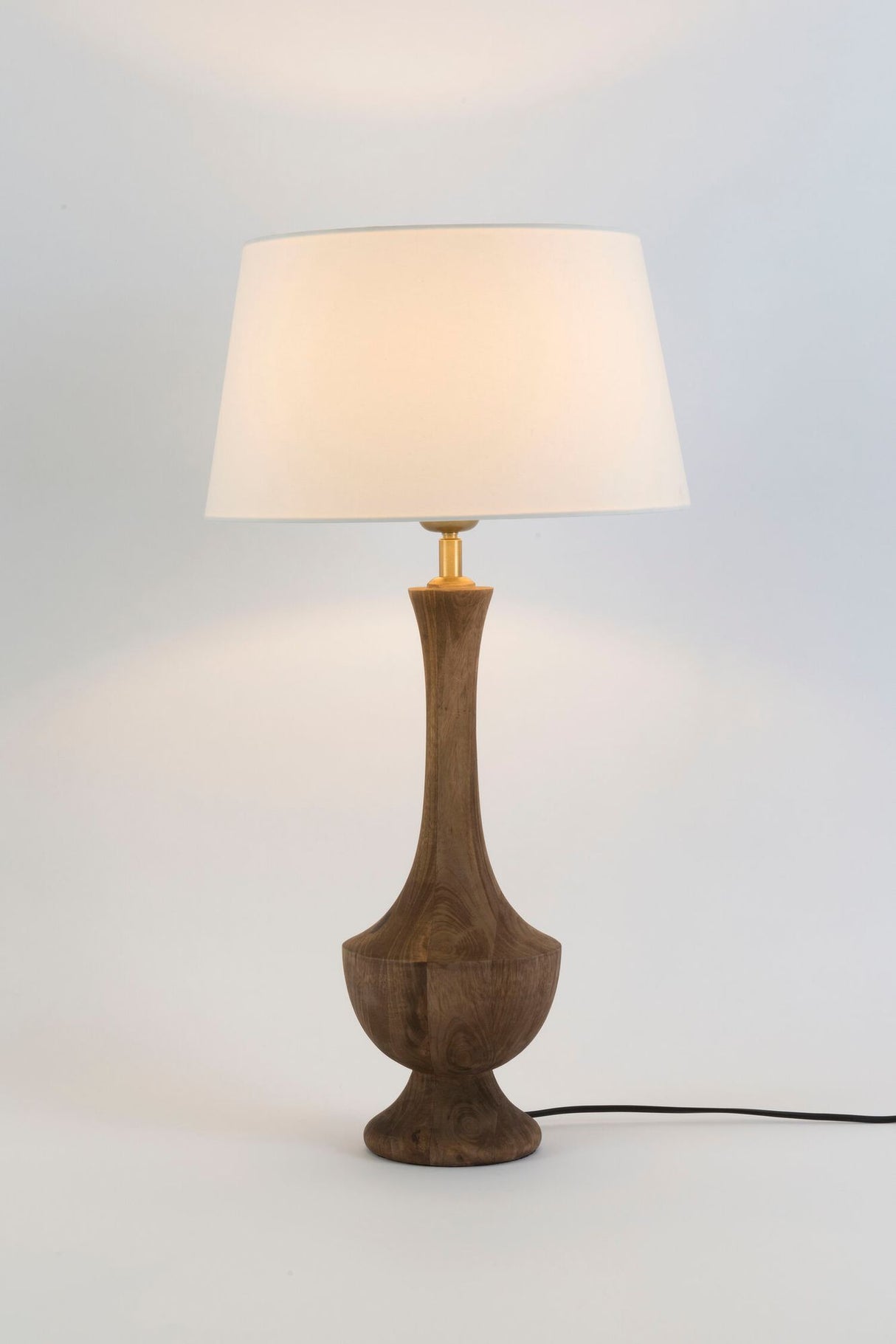 Lampada da tavolo Subasio in legno di mango écru con paralume rotondo