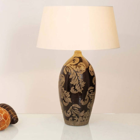 Bordlampe Toulouse 65cm keramik, sort mudder med dekorativt design og lys lampeskærm.