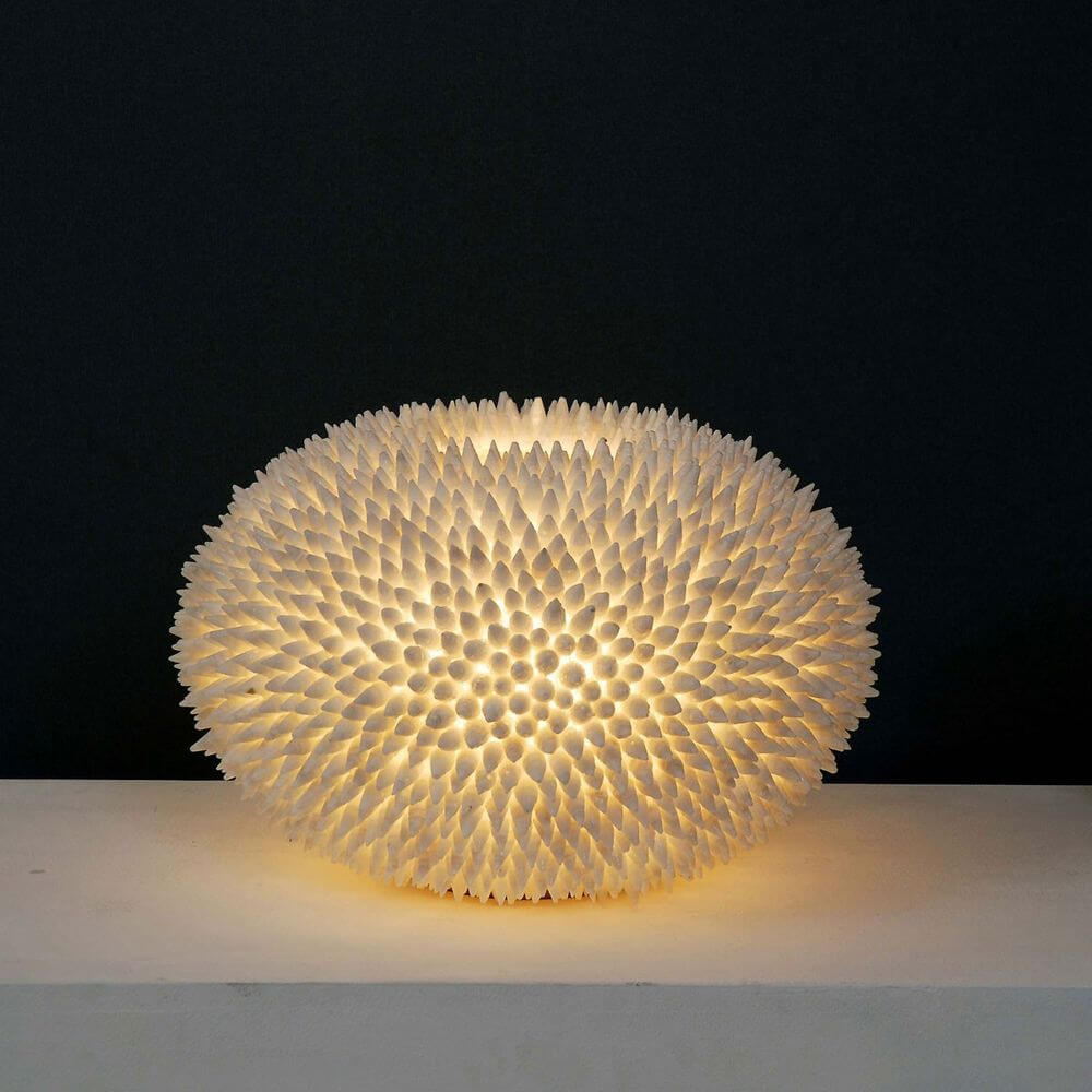 Tischleuchte Sirena Bianco aus Fiberglas in Weiß mit muschelähnlichem Design für stilvolle Beleuchtung.