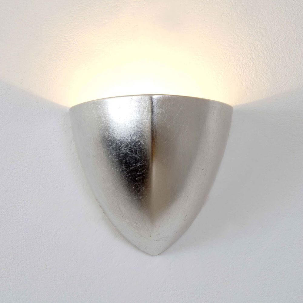 Wandleuchte Matteo Piccola Keramik Blattversilbert in silberner Form an der Wand montiert.