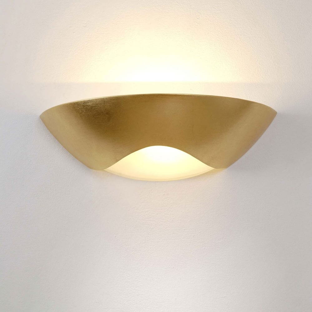 Wandleuchte Matteo Curve Keramik Blattvergoldet, elegante Wandlampe mit warmem Licht und modernem Design.