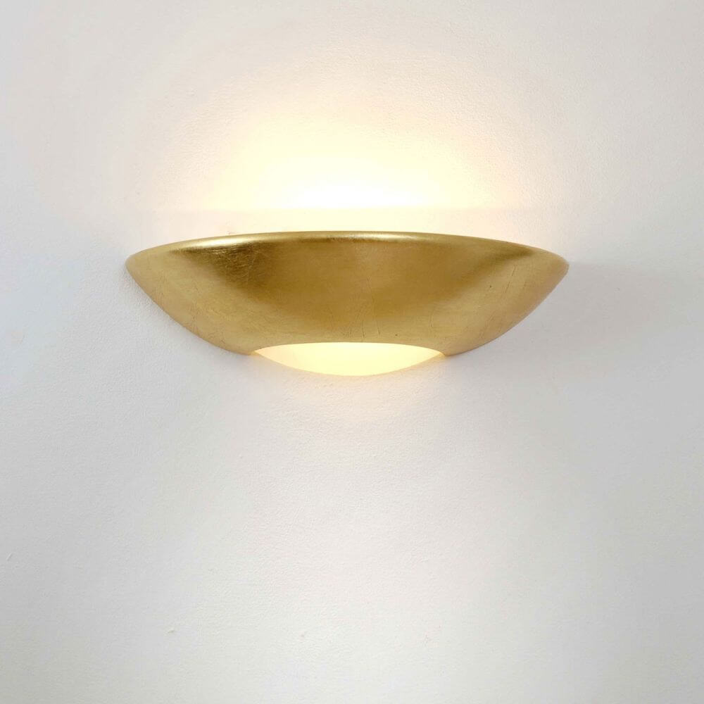 Wandleuchte Matteo Keramik Blattvergoldet, elegante goldene Wandlampe mit sanfter Beleuchtung.