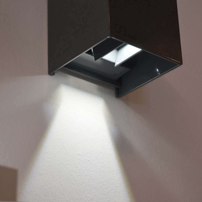 Moderne s.luce Lichtquelle wirft einen gezielten Lichtstrahl an die Wand.