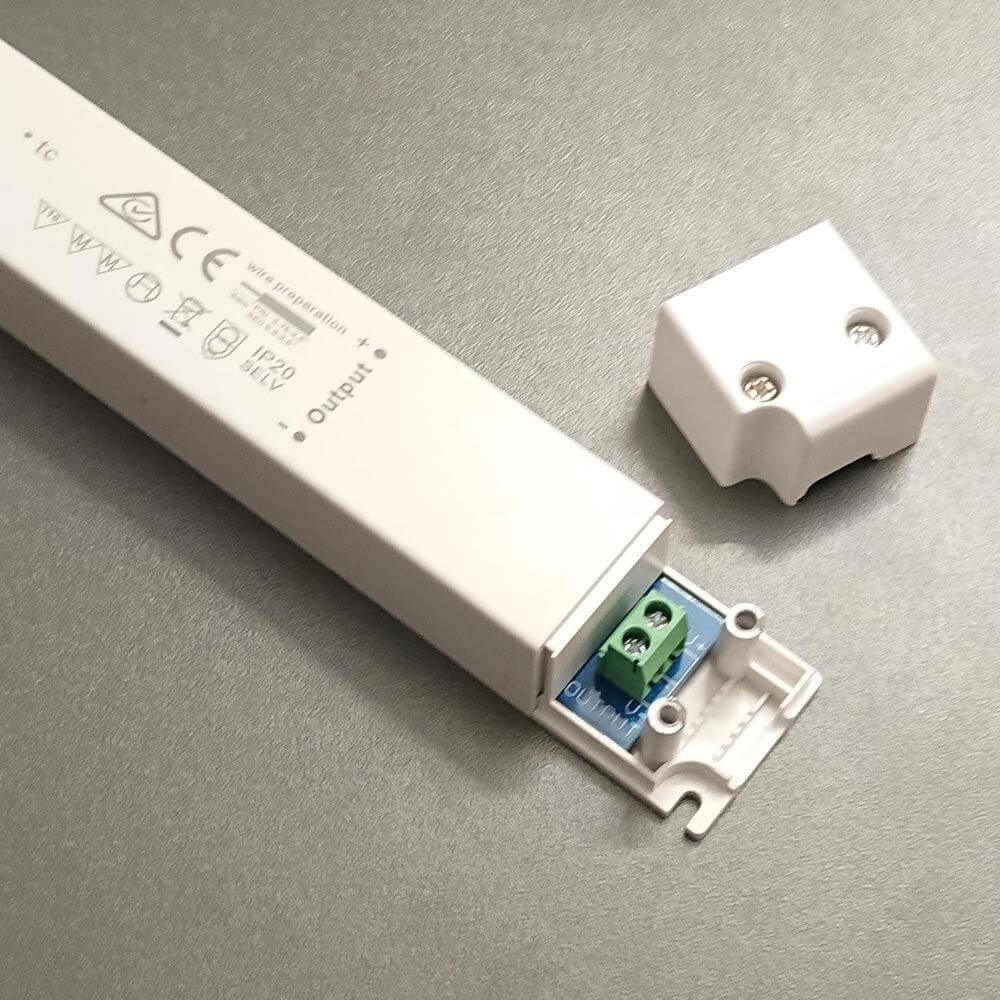 100W zertifiziertes Einbaunetzteil slim Dimmbar Triac 24V IP20 mit offenem Gehäuse und Anschlussklemmen.