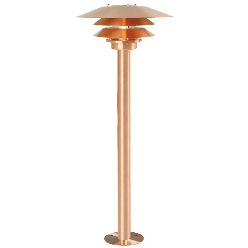 Venø utendørs gulvlampe i kobber med elegant design og 3 lampeskjermer for behagelig lys.