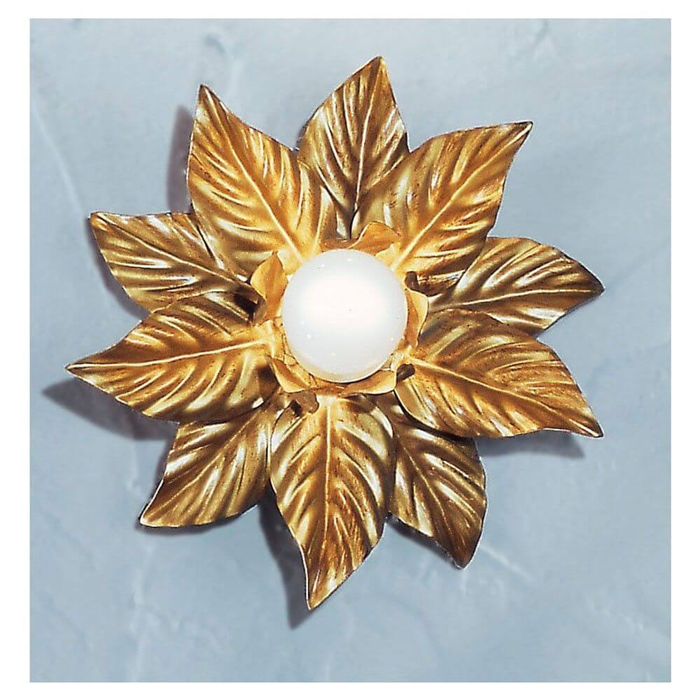 Deckenstern klein Gold-antik Ø 26cm mit Blätterdesign und runder Glühbirne in der Mitte.