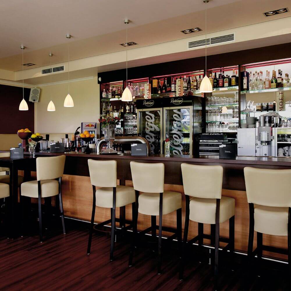 Tonga IV Pendelleuchte Keramikschirm über der Bar in modernem Restaurant-Atmosphäre mit eleganten Sitzplätzen.