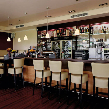 Tonga IV Pendelleuchte Keramikschirm über der Bar in modernem Restaurant-Atmosphäre mit eleganten Sitzplätzen.