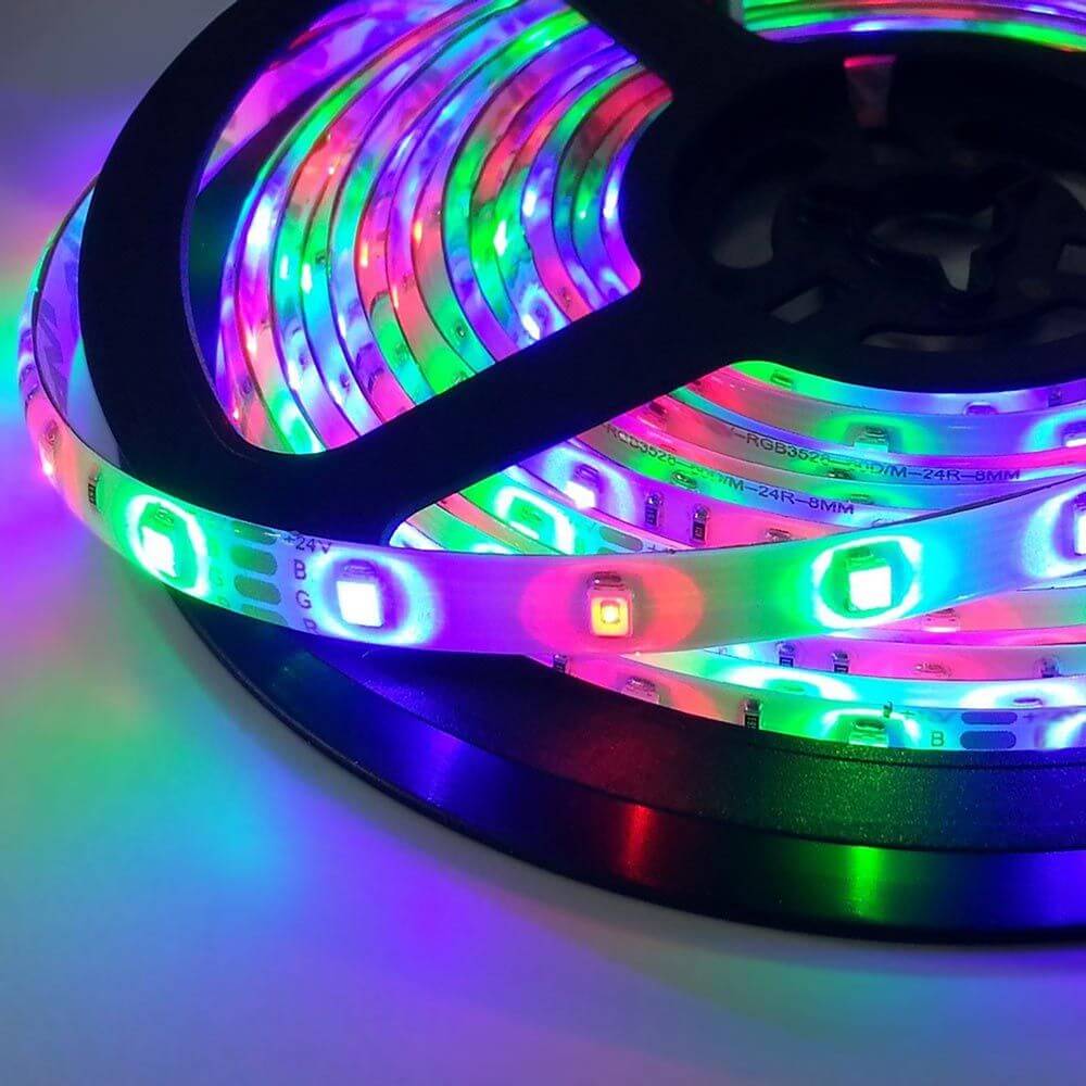 14, 4 W/m RGB IP65 24V 5m LED-Strip IP63 auf einer Spule mit bunten LED-Leuchten.