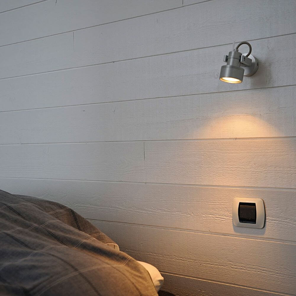 Inda Spot GU10 Wand- und Deckenleuchte alu gebürstet max. 50W an der Wand über einem Bett.
