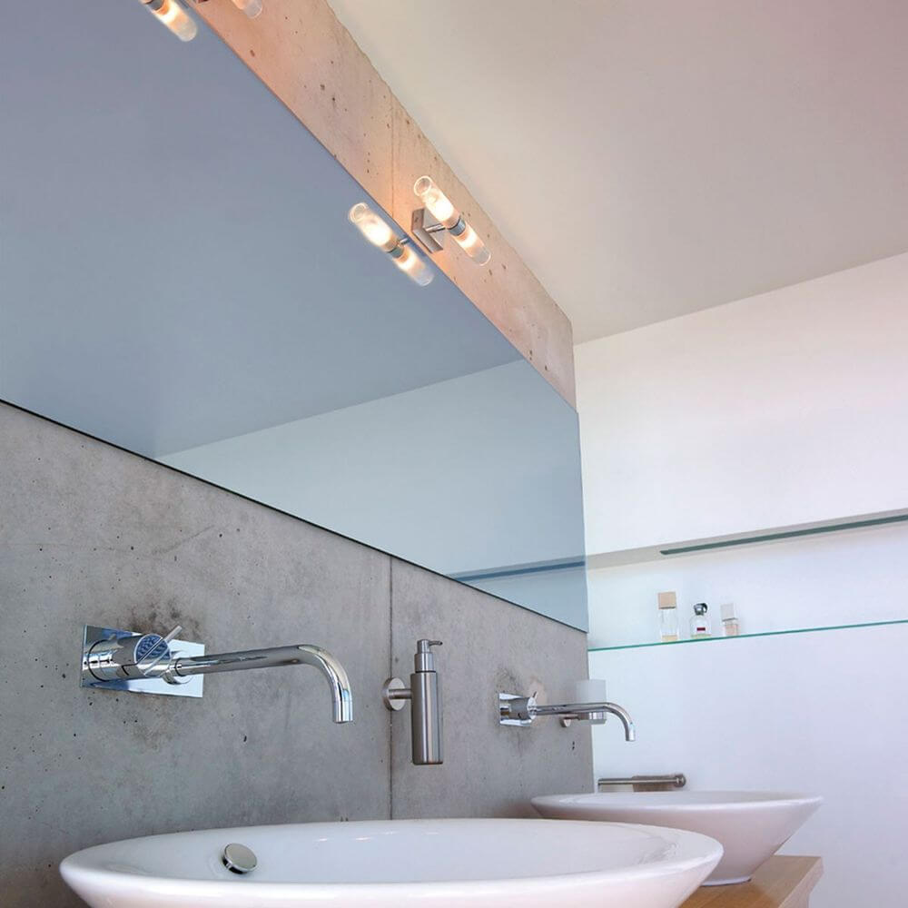 MIBO Wall Up-Down chrom 2xG9 max 2x25W IP21 in modern Badezimmer mit Waschbecken und Spiegel.