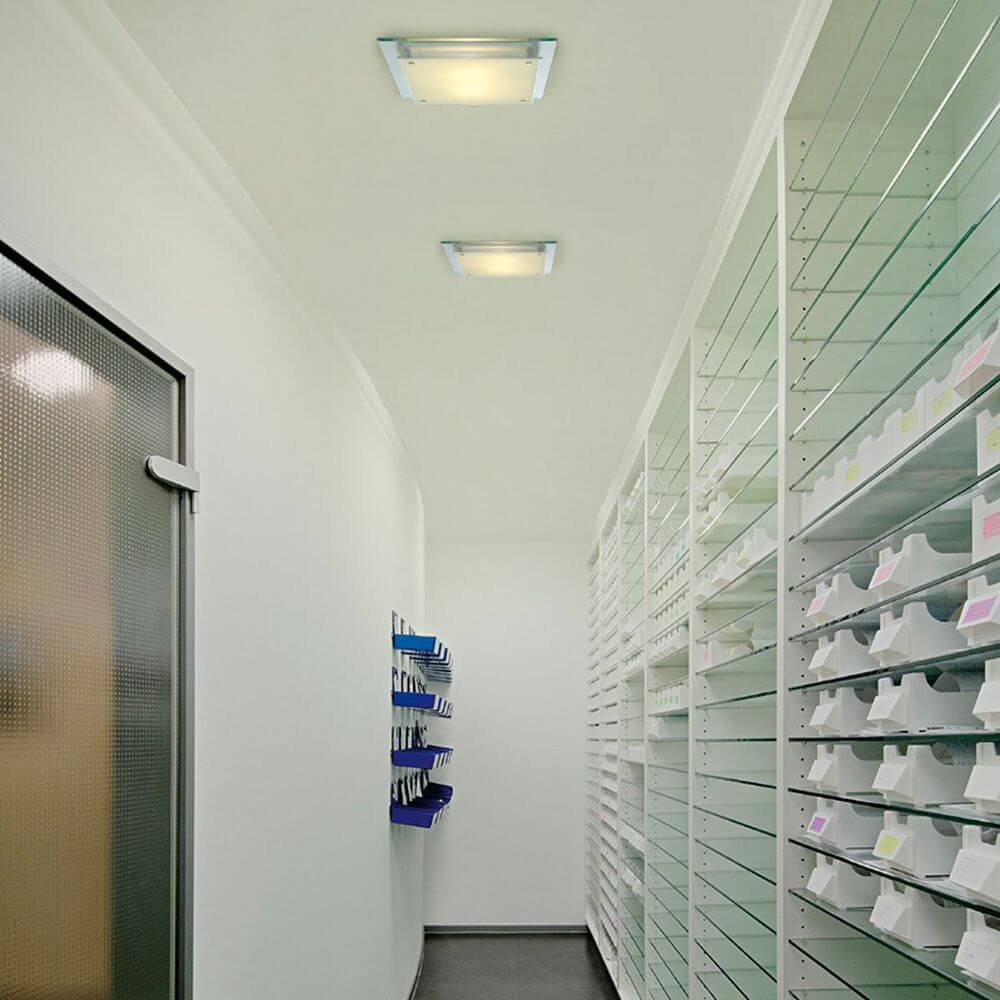 Moderne Glassa Deckenleuchten in einem modernen Raum mit Regalen für mehrere Fächer.