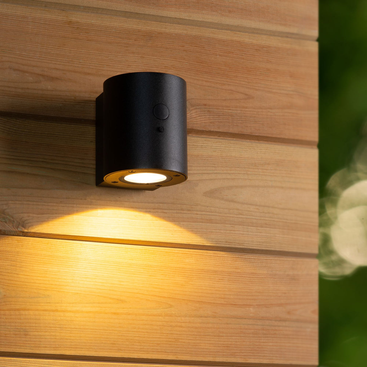 LED-Udendørs væglampe Perth soldrevet IP65 med bevægelsessensor sort (1)
