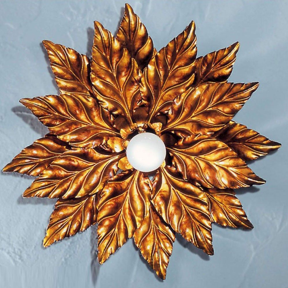 Deckenstern Gold antik Ø 40cm: elegante Wandbeleuchtung aus goldfarbenen Blättern mit einer zentralen Glühbirne.