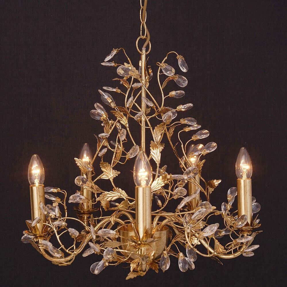 Hängeleuchte 5-flammig Buono Medium Eisen Gold mit eleganten Glaskristallen und goldenen Details.