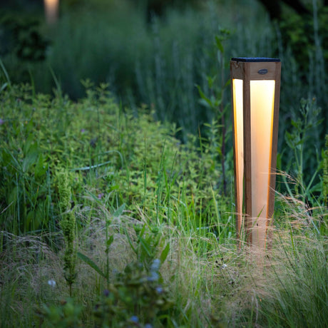 Solar-Fackel Tecka aus Teakholz, 120cm hoch, naturel Farbe, leuchtend im Garten bei Dämmerung
