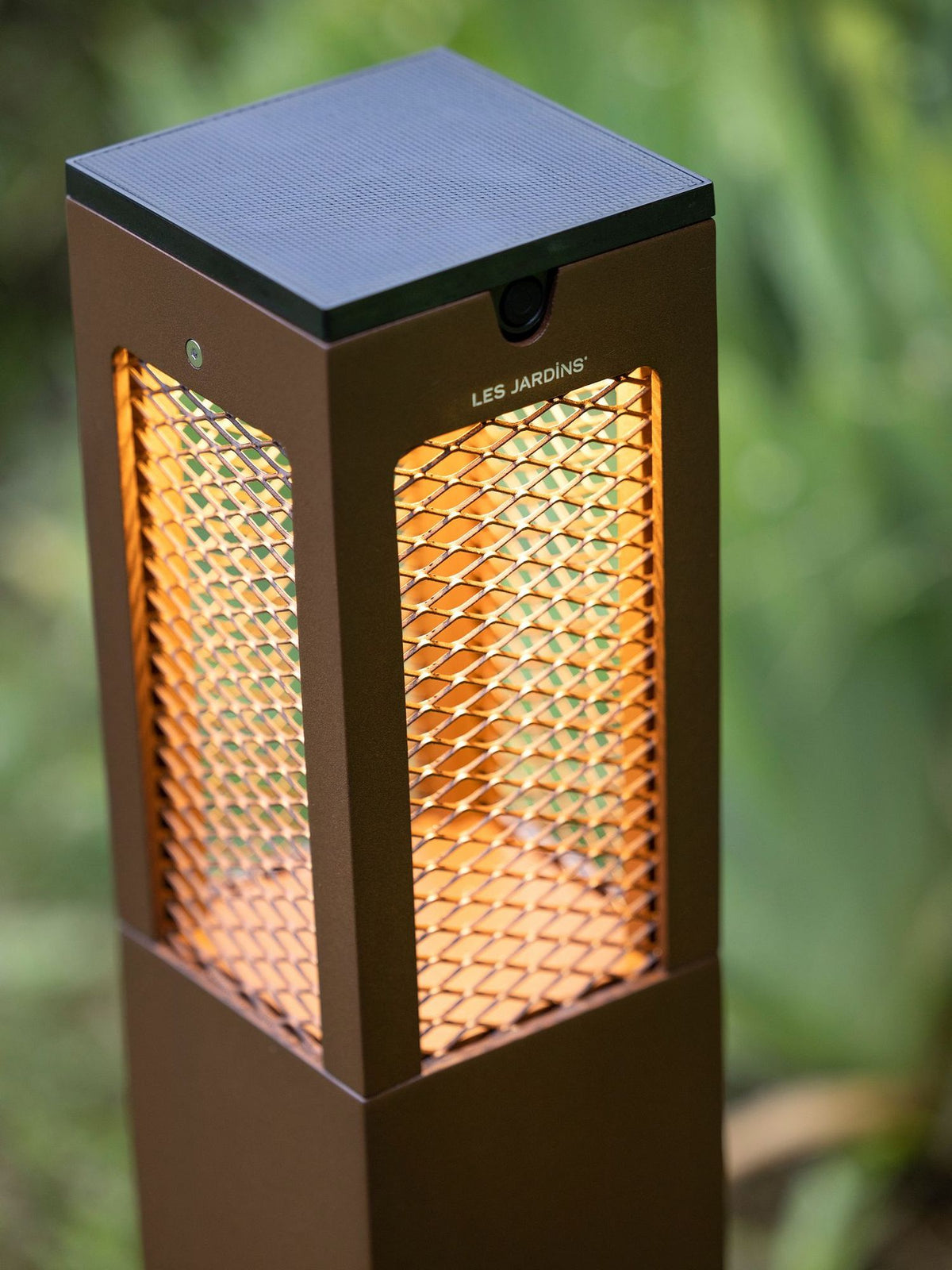 Farola solar para senderos Tradition H 90cm de aluminio Corten con iluminación LED, diseño cuadrado con superficies texturizadas, vista frontal
