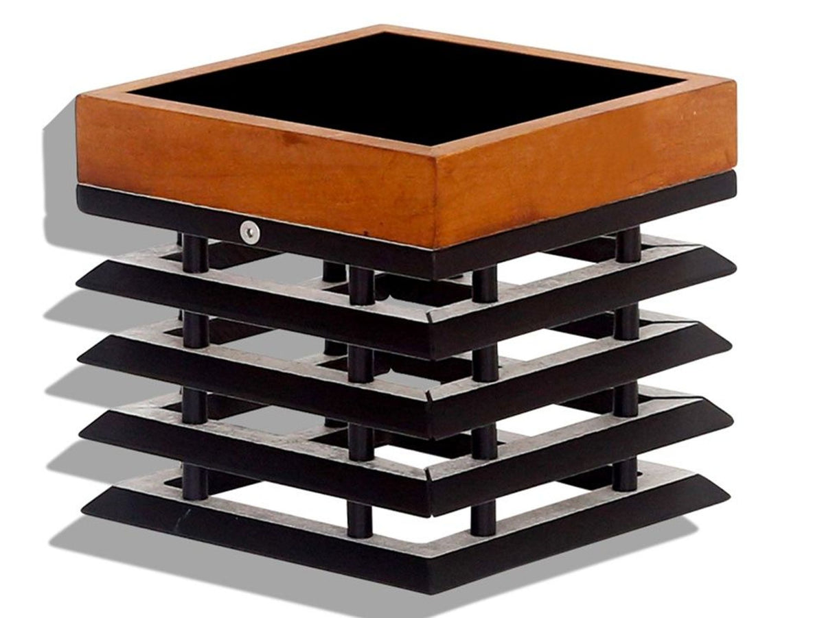 Applique solare Tekura in legno di teak con pannello quadrato nero e struttura in metallo nero sovrapposta, vista frontale