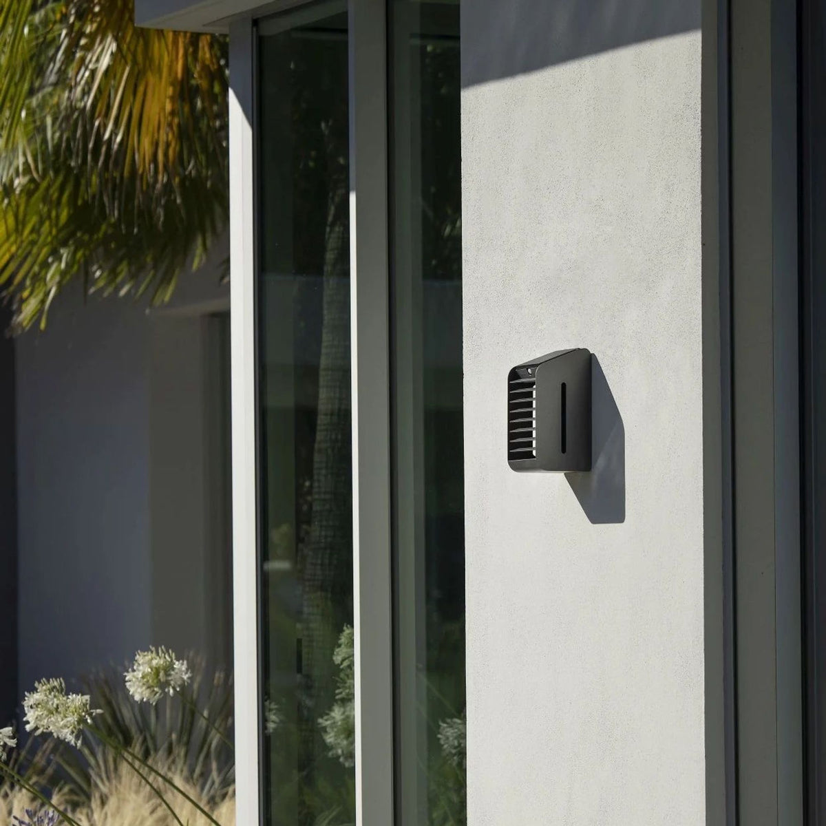 Les Jardins Solar-Wandleuchte Corner Grau an weißer Hauswand, moderne Eckenleuchte mit Solarpanel, Außenbeleuchtung