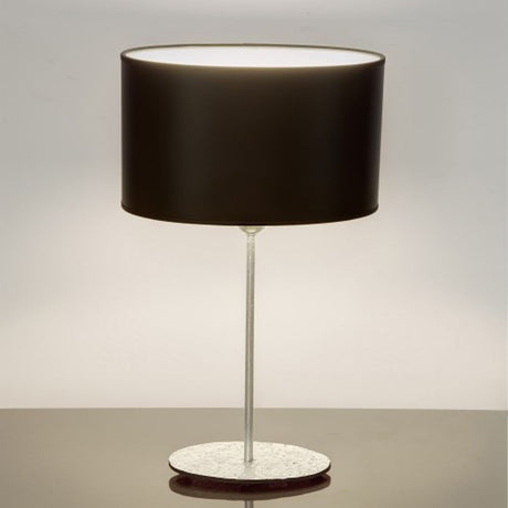 Lampada da tavolo Mattia Oval Ferro Argento-Ecru su un tavolo, design elegante con paralume ovale in ecru.