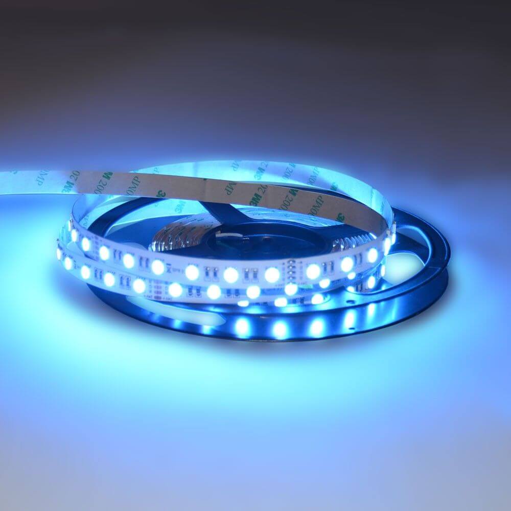 18 W/m RGBW Warmweiß 24V 5m LED-Strip IP20 auf einer Spule mit blauer Beleuchtung.