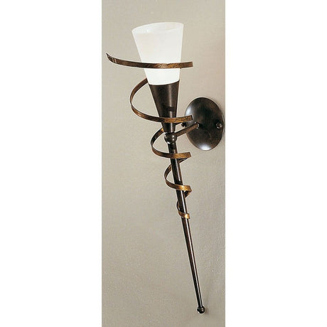Kinkiet Fackel Spirale w kolorze rdzawo-antycznym, 60 cm, ze spiralnym designem i eleganckim szklanym elementem górnym.