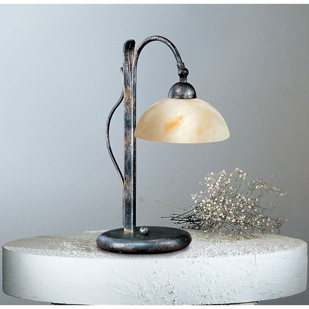 Diana bordlampe svart-gull-sølv 40 cm på et bord med tørkede blomster.
