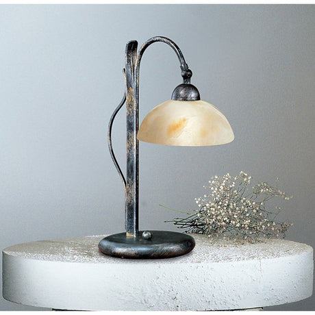 Diana Tischleuchte Schwarz-Gold-Silber 40cm auf einem Tisch mit getrockneten Blumen.