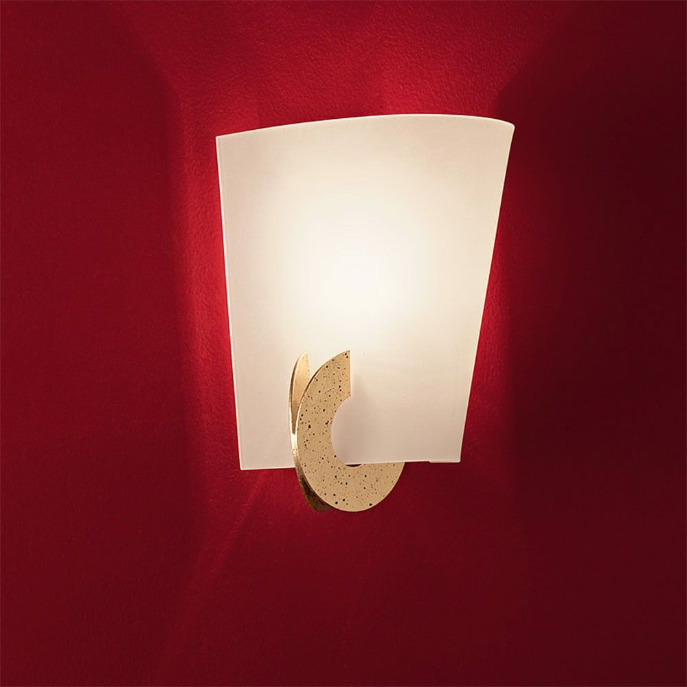 Terzani Solune Wandleuchte 15cm Rechts Nickel an roter Wand, harmonisches Design mit runden Metallspiralen.