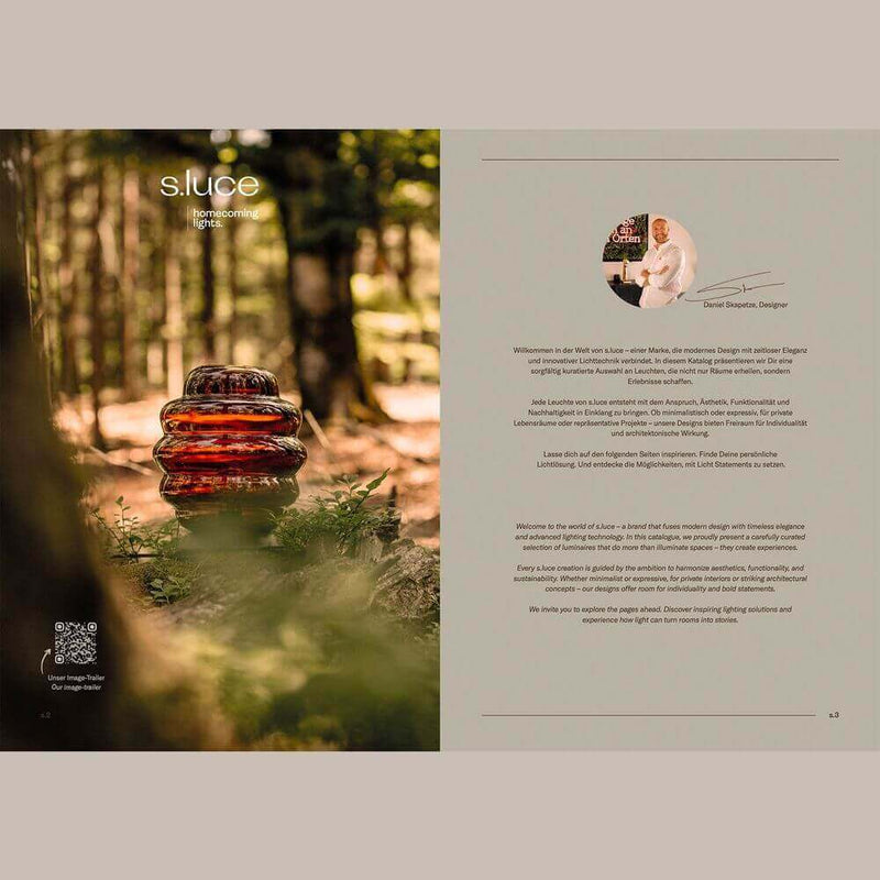 s.luce Design präsentiert eine stilvolle Laterne im Wald, umgeben von natürlichem Licht und grüner Landschaft.