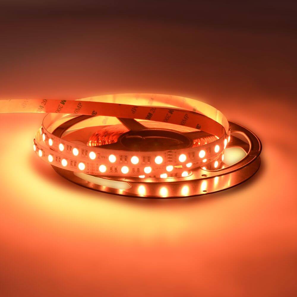 36 W/m RGBW Warmweiß 24V 5m LED-Strip IP20 auf Rolle, leuchtend in warmem Orange.