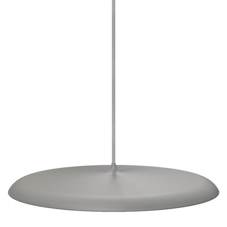 Artist 40 LED Pendelleuchte Grau im minimalistischen Design hängt elegant von der Decke.