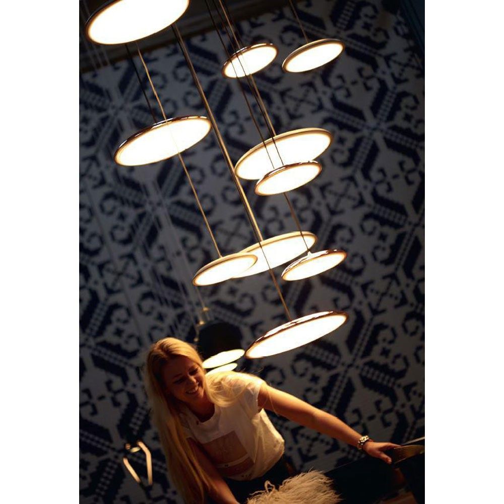 Artist 40 LED Pendelleuchte Grau über einem Tisch, stilvolle und effiziente Beleuchtung für modernes Wohndesign.