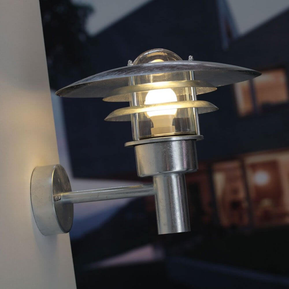 LØnstrup 32 Außen-Wandleuchte Zink mit modernem Design und weichem Licht für den Außenbereich.