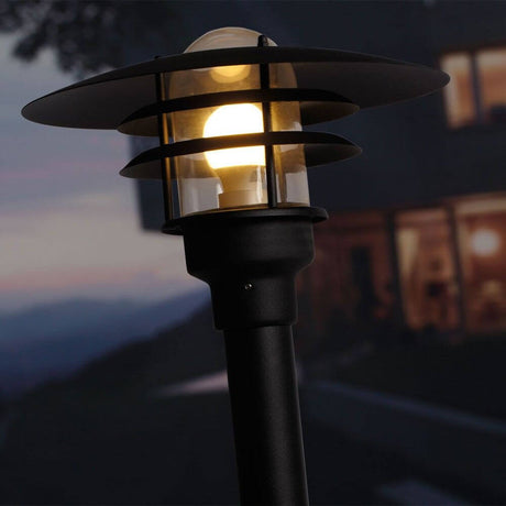 LØnstrup 32 buitenstaande lamp zwart met warm licht, ideaal voor tuin en paden.
