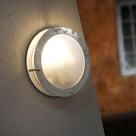 Lampa ścienna zewnętrzna Malte Zinc zamontowana na ścianie, stylowe światło do przestrzeni zewnętrznych.