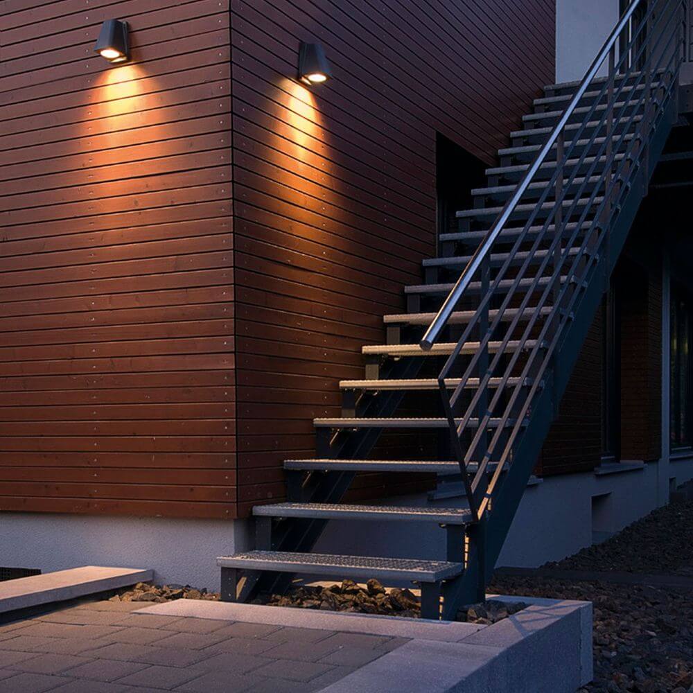 WallYX GU10 Wandleuchte anthrazit max. 50W IP44 an Treppe im Außenbereich montiert.