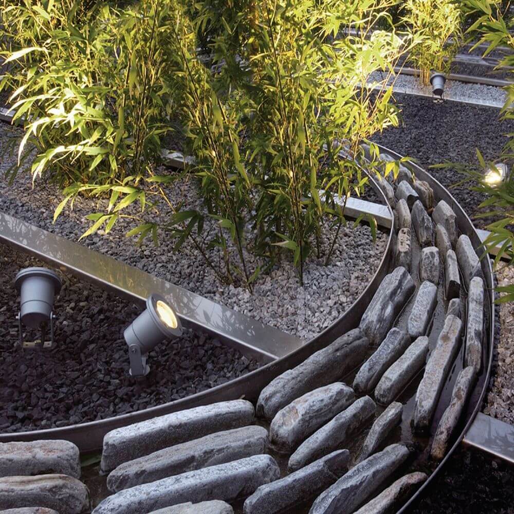 Außenbeleuchtung mit Nautilus Spike Strahler in einem modernen Gartenlandschaftsdesign.